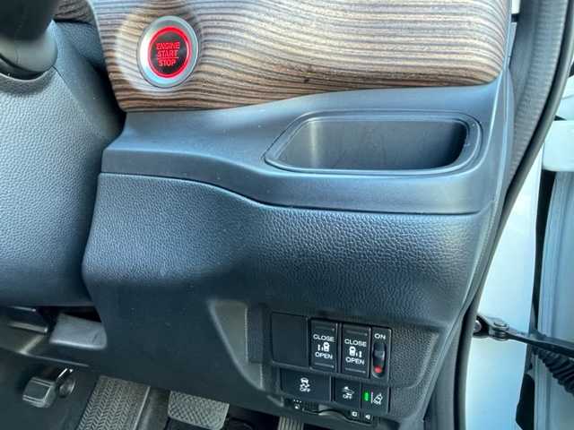 ホンダ フリード＋ クロスター ホンダセンシング 神奈川県 2021(令3)年 2.3万km プラチナホワイトパール ワンオーナー			/社外8インチナビ【AVIC-RL720】/・DTV/DVD/CD/Bluetooth/SD/バックカメラ/リアコーナーセンサー/ホンダセンシング/・衝突軽減ブレーキ			/・誤発進抑制機能					/・路外逸脱抑制機能			/アダプティブクルーズコントロール			/アイドリングストップ					/ビルトインETC			/前側ドライブレコーダー			/ルーフレール/純正15インチAW/プッシュEgスタート/ストップ/スマートキー×2/オートライト		/LEDヘッドライト/フォグランプ/ターンランプ付電動格納ドアミラー/ドアバイザー/純正フロアマット			/取扱説明書/ナビ取扱説明書/新車時保証書