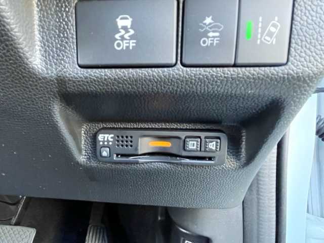 ホンダ フリード＋ クロスター ホンダセンシング 神奈川県 2021(令3)年 2.3万km プラチナホワイトパール ワンオーナー			/社外8インチナビ【AVIC-RL720】/・DTV/DVD/CD/Bluetooth/SD/バックカメラ/リアコーナーセンサー/ホンダセンシング/・衝突軽減ブレーキ			/・誤発進抑制機能					/・路外逸脱抑制機能			/アダプティブクルーズコントロール			/アイドリングストップ					/ビルトインETC			/前側ドライブレコーダー			/ルーフレール/純正15インチAW/プッシュEgスタート/ストップ/スマートキー×2/オートライト		/LEDヘッドライト/フォグランプ/ターンランプ付電動格納ドアミラー/ドアバイザー/純正フロアマット			/取扱説明書/ナビ取扱説明書/新車時保証書