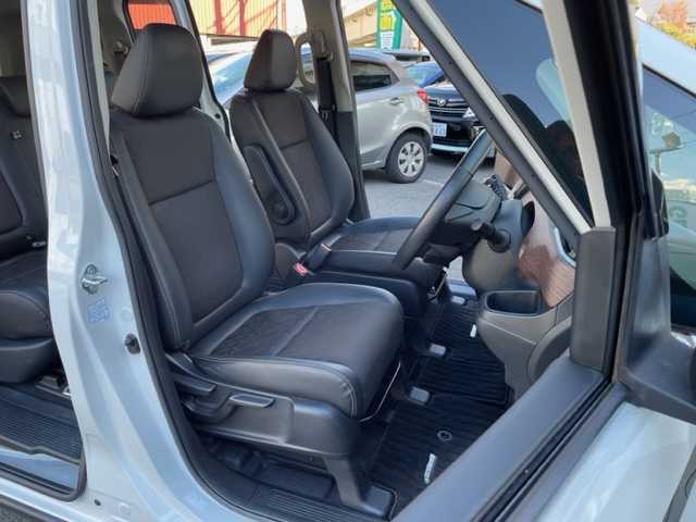 ホンダ フリード＋ クロスター ホンダセンシング 神奈川県 2021(令3)年 2.3万km プラチナホワイトパール ワンオーナー			/社外8インチナビ【AVIC-RL720】/・DTV/DVD/CD/Bluetooth/SD/バックカメラ/リアコーナーセンサー/ホンダセンシング/・衝突軽減ブレーキ			/・誤発進抑制機能					/・路外逸脱抑制機能			/アダプティブクルーズコントロール			/アイドリングストップ					/ビルトインETC			/前側ドライブレコーダー			/ルーフレール/純正15インチAW/プッシュEgスタート/ストップ/スマートキー×2/オートライト		/LEDヘッドライト/フォグランプ/ターンランプ付電動格納ドアミラー/ドアバイザー/純正フロアマット			/取扱説明書/ナビ取扱説明書/新車時保証書