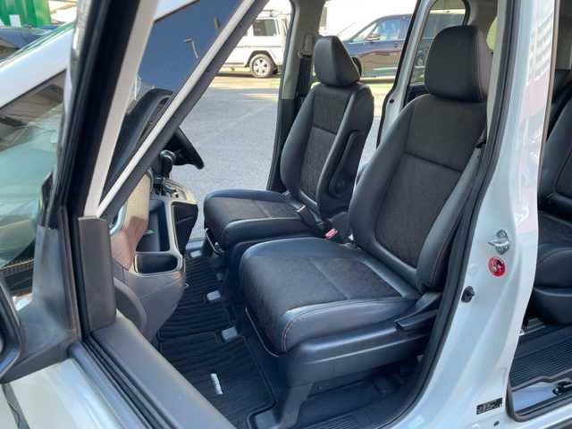 ホンダ フリード＋ クロスター ホンダセンシング 神奈川県 2021(令3)年 2.3万km プラチナホワイトパール ワンオーナー			/社外8インチナビ【AVIC-RL720】/・DTV/DVD/CD/Bluetooth/SD/バックカメラ/リアコーナーセンサー/ホンダセンシング/・衝突軽減ブレーキ			/・誤発進抑制機能					/・路外逸脱抑制機能			/アダプティブクルーズコントロール			/アイドリングストップ					/ビルトインETC			/前側ドライブレコーダー			/ルーフレール/純正15インチAW/プッシュEgスタート/ストップ/スマートキー×2/オートライト		/LEDヘッドライト/フォグランプ/ターンランプ付電動格納ドアミラー/ドアバイザー/純正フロアマット			/取扱説明書/ナビ取扱説明書/新車時保証書