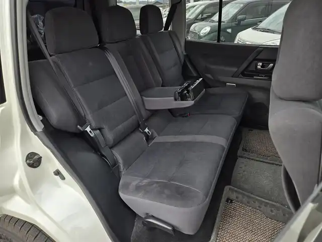 三菱 パジェロ 鹿児島県 2005(平17)年 7万km ウォームホワイトパール 純正ＨＤＤナビ　/バックカメラ　/社外ＥＴＣ　/ＭＴモード付きＡＴ　/ワンセグテレビ　/純正アルミホイール（１６インチ）　/エンジンイモビライザー　/ムーンルーフ　/横滑り防止装置　/１００Ｖ充電　/ルーフレール/Wエアバッグ