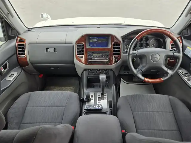 三菱 パジェロ 鹿児島県 2005(平17)年 7万km ウォームホワイトパール 純正ＨＤＤナビ　/バックカメラ　/社外ＥＴＣ　/ＭＴモード付きＡＴ　/ワンセグテレビ　/純正アルミホイール（１６インチ）　/エンジンイモビライザー　/ムーンルーフ　/横滑り防止装置　/１００Ｖ充電　/ルーフレール/Wエアバッグ