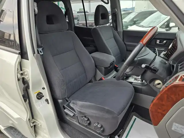 三菱 パジェロ 鹿児島県 2005(平17)年 7万km ウォームホワイトパール 純正ＨＤＤナビ　/バックカメラ　/社外ＥＴＣ　/ＭＴモード付きＡＴ　/ワンセグテレビ　/純正アルミホイール（１６インチ）　/エンジンイモビライザー　/ムーンルーフ　/横滑り防止装置　/１００Ｖ充電　/ルーフレール/Wエアバッグ