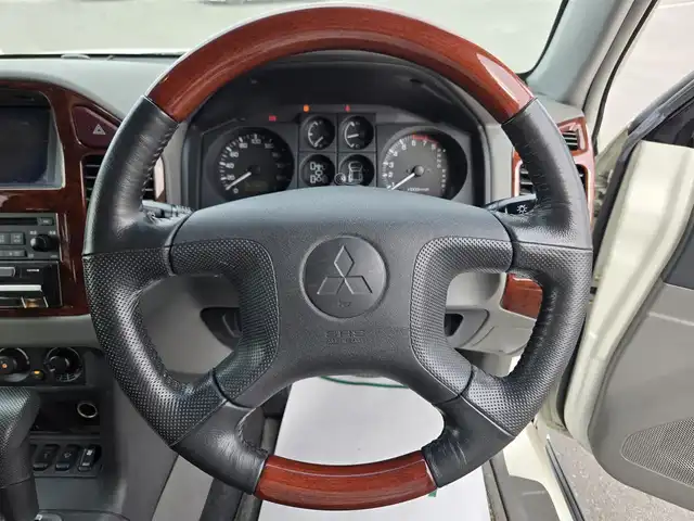 三菱 パジェロ 鹿児島県 2005(平17)年 7万km ウォームホワイトパール 純正ＨＤＤナビ　/バックカメラ　/社外ＥＴＣ　/ＭＴモード付きＡＴ　/ワンセグテレビ　/純正アルミホイール（１６インチ）　/エンジンイモビライザー　/ムーンルーフ　/横滑り防止装置　/１００Ｖ充電　/ルーフレール/Wエアバッグ