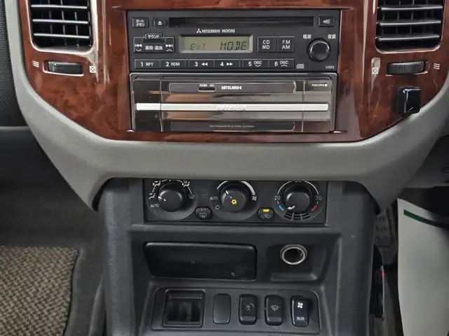 三菱 パジェロ 鹿児島県 2005(平17)年 7万km ウォームホワイトパール 純正ＨＤＤナビ　/バックカメラ　/社外ＥＴＣ　/ＭＴモード付きＡＴ　/ワンセグテレビ　/純正アルミホイール（１６インチ）　/エンジンイモビライザー　/ムーンルーフ　/横滑り防止装置　/１００Ｖ充電　/ルーフレール/Wエアバッグ