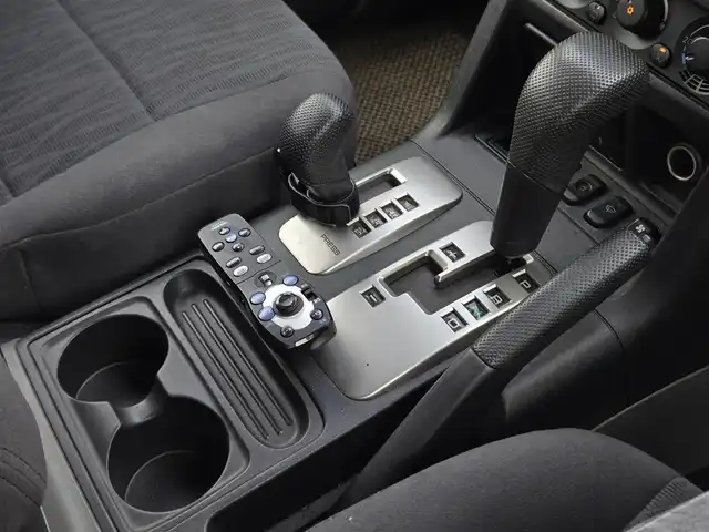 三菱 パジェロ 鹿児島県 2005(平17)年 7万km ウォームホワイトパール 純正ＨＤＤナビ　/バックカメラ　/社外ＥＴＣ　/ＭＴモード付きＡＴ　/ワンセグテレビ　/純正アルミホイール（１６インチ）　/エンジンイモビライザー　/ムーンルーフ　/横滑り防止装置　/１００Ｖ充電　/ルーフレール/Wエアバッグ