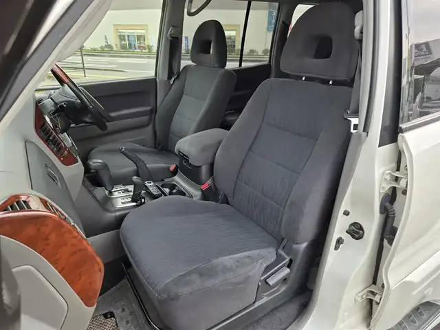 三菱 パジェロ 鹿児島県 2005(平17)年 7万km ウォームホワイトパール 純正ＨＤＤナビ　/バックカメラ　/社外ＥＴＣ　/ＭＴモード付きＡＴ　/ワンセグテレビ　/純正アルミホイール（１６インチ）　/エンジンイモビライザー　/ムーンルーフ　/横滑り防止装置　/１００Ｖ充電　/ルーフレール/Wエアバッグ