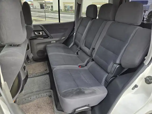 三菱 パジェロ 鹿児島県 2005(平17)年 7万km ウォームホワイトパール 純正ＨＤＤナビ　/バックカメラ　/社外ＥＴＣ　/ＭＴモード付きＡＴ　/ワンセグテレビ　/純正アルミホイール（１６インチ）　/エンジンイモビライザー　/ムーンルーフ　/横滑り防止装置　/１００Ｖ充電　/ルーフレール/Wエアバッグ