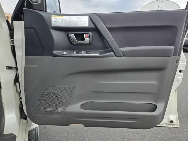 三菱 パジェロ 鹿児島県 2005(平17)年 7万km ウォームホワイトパール 純正ＨＤＤナビ　/バックカメラ　/社外ＥＴＣ　/ＭＴモード付きＡＴ　/ワンセグテレビ　/純正アルミホイール（１６インチ）　/エンジンイモビライザー　/ムーンルーフ　/横滑り防止装置　/１００Ｖ充電　/ルーフレール/Wエアバッグ