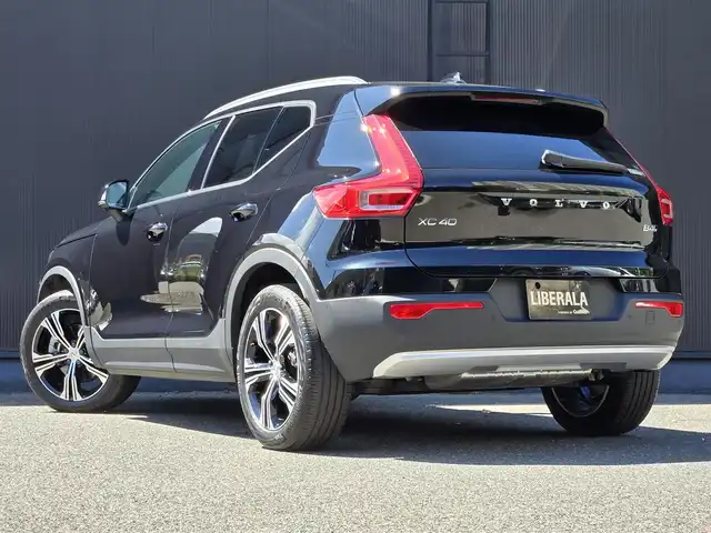 ボルボ ＸＣ４０ B4 AWD インスクリプション 福岡県 2021(令3)年 1.4万km 黒 純正ナビ/フルセグTV/シートヒーター/ACC/ETC2.0/USB×2/メモリーパワーシート/harman kardonプレミアムサウンド/自動駐車/Bluetooth/電動リアゲート/ワンオーナー/LEDヘッドライト/レザーシート/19インチ純正ホイール/全方位カメラ/ルーフレール