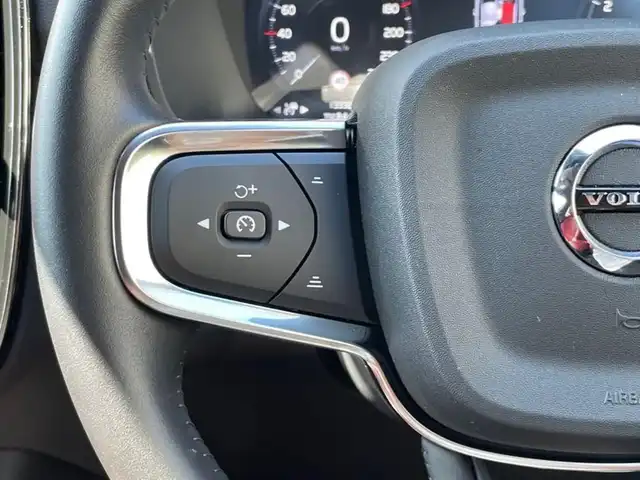 ボルボ ＸＣ４０ B4 AWD インスクリプション 福岡県 2021(令3)年 1.4万km 黒 純正ナビ/フルセグTV/シートヒーター/ACC/ETC2.0/USB×2/メモリーパワーシート/harman kardonプレミアムサウンド/自動駐車/Bluetooth/電動リアゲート/ワンオーナー/LEDヘッドライト/レザーシート/19インチ純正ホイール/全方位カメラ/ルーフレール