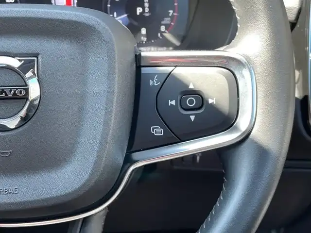 ボルボ ＸＣ４０ B4 AWD インスクリプション 福岡県 2021(令3)年 1.4万km 黒 純正ナビ/フルセグTV/シートヒーター/ACC/ETC2.0/USB×2/メモリーパワーシート/harman kardonプレミアムサウンド/自動駐車/Bluetooth/電動リアゲート/ワンオーナー/LEDヘッドライト/レザーシート/19インチ純正ホイール/全方位カメラ/ルーフレール