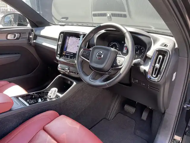 ボルボ ＸＣ４０ B4 AWD インスクリプション 福岡県 2021(令3)年 1.4万km 黒 純正ナビ/フルセグTV/シートヒーター/ACC/ETC2.0/USB×2/メモリーパワーシート/harman kardonプレミアムサウンド/自動駐車/Bluetooth/電動リアゲート/ワンオーナー/LEDヘッドライト/レザーシート/19インチ純正ホイール/全方位カメラ/ルーフレール