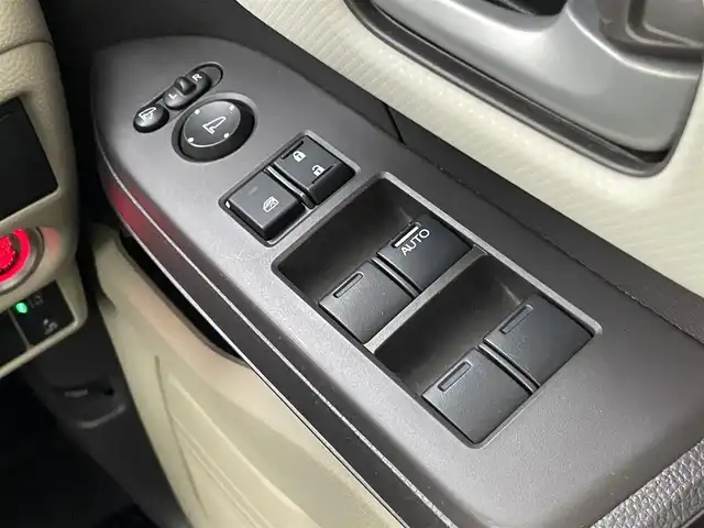 ホンダ Ｎ ＢＯＸ G L ホンダセンシング 千葉県 2020(令2)年 1.4万km ルナシルバーM 禁煙車/ホンダセンシング/　●衝突軽減ブレーキ〈CMBS〉/　●誤発進抑制機能　/　●歩行者事故低減ステアリング/　●先行車発進お知らせ機能/　●標識認識機能/　●路外逸脱抑制機能/　●ACC〈アダプティブ・クルーズ・コントロール〉/　●LKAS〈車線維持支援システム〉/　●後方誤発進抑制機能/　●オートハイビーム/純正ナビ　/ＢＴ/ＣＤ/ＡＭ/ＦＭ　/片側パワースライドドア　/バックカメラ　/ＬＥＤヘッドライト　/ドライブレコーダー/ETC/電格ミラー/シートヒーター/プッシュスタート/スマートキー