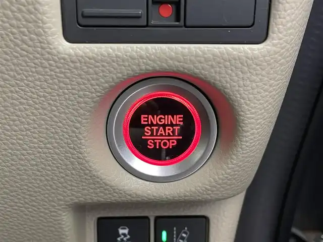 ホンダ Ｎ ＢＯＸ G L ホンダセンシング 千葉県 2020(令2)年 1.4万km ルナシルバーM 禁煙車/ホンダセンシング/　●衝突軽減ブレーキ〈CMBS〉/　●誤発進抑制機能　/　●歩行者事故低減ステアリング/　●先行車発進お知らせ機能/　●標識認識機能/　●路外逸脱抑制機能/　●ACC〈アダプティブ・クルーズ・コントロール〉/　●LKAS〈車線維持支援システム〉/　●後方誤発進抑制機能/　●オートハイビーム/純正ナビ　/ＢＴ/ＣＤ/ＡＭ/ＦＭ　/片側パワースライドドア　/バックカメラ　/ＬＥＤヘッドライト　/ドライブレコーダー/ETC/電格ミラー/シートヒーター/プッシュスタート/スマートキー
