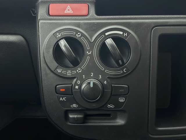 スズキ アルト F 秋田県 2019(令1)年 2.7万km ブルーイッシュブラックパール3 4WD/5MT/ポータブルナビ/純正オーディオ/AUX/シートヒーター/社外フロアマット/社外アルミホイール/ハロゲンライト/リモコンキー