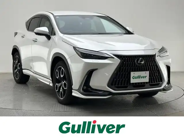 レクサス ＮＸ 250 バージョンL 兵庫県 2023(令5)年 0.9万km ソニッククォーツ 純正メモリナビ/（フルセグTV、BT、USB、Miracast）/ステアリングヒーター/デジタルインナーミラー/ブラインドスポットモニター/純正メモリナビ/ヘッドアップディスプレイ/パノラミックビューモニター/純正20インチアルミホイール/アイドリングストップ/スペアキー×2本/カードキー×1本/パドルシフト/パワーバックドア/車線逸脱防止機能/追従式クルーズコントロール/衝突被害軽減ブレーキ/トヨタセーフティセンス/ワイヤレス充電/LEDヘッドライト/LEDフォグライト/オートハイビーム/ビルトインETC2.0/レザーシート/パワーシート/シートヒーター/ベンチレーション/純正フロアマット/ドアバイザー