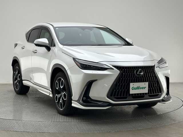 レクサス ＮＸ 250 バージョンL 兵庫県 2023(令5)年 0.9万km ソニッククォーツ 純正メモリナビ/（フルセグTV、BT、USB、Miracast）/ステアリングヒーター/デジタルインナーミラー/ブラインドスポットモニター/純正メモリナビ/ヘッドアップディスプレイ/パノラミックビューモニター/純正20インチアルミホイール/アイドリングストップ/スペアキー×2本/カードキー×1本/パドルシフト/パワーバックドア/車線逸脱防止機能/追従式クルーズコントロール/衝突被害軽減ブレーキ/トヨタセーフティセンス/ワイヤレス充電/LEDヘッドライト/LEDフォグライト/オートハイビーム/ビルトインETC2.0/レザーシート/パワーシート/シートヒーター/ベンチレーション/純正フロアマット/ドアバイザー