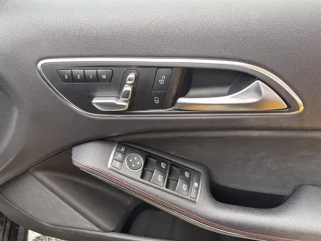 メルセデス・ベンツ Ａ１８０ AMG スタイル 静岡県 2017(平29)年 4.5万km コスモスブラック サンルーフ/純正ディスプレイオーディオ/DVD/CD/SD/BT/USB/バックカメラ/ハーフレザーシート/前席シートヒーター /前席メモリー付パワーシート/衝突軽減ブレーキ/レーンキープアシスト/ブラインドスポットモニター/クリアランスソナー/レーダークルーズコントロール/前後ドライブレコーダー/LEDヘッドライト/純正18インチAW/スマートキー×2/保証書/取扱説明書/R3/5点検記録簿有