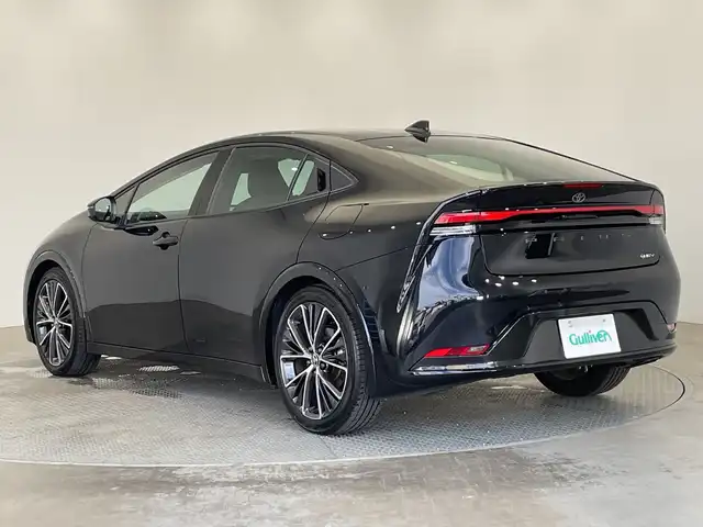 トヨタ プリウス Z 栃木県 2023(令5)年 1.3万km アティチュードブラックマイカ ワンオーナー/純正ナビ/(CD/DVD/Bluetooth/USB)/トヨタセーフティーセンス/・衝突軽減ブレーキ/・車線逸脱警報/・オートマチックハイビーム/・先行車発進告知機能/ブラインドスポットモニター/置くだけ充電/スマートルームミラー/オートブレーキホールド/バックカメラ/コーナーセンサー/ETC/前方ドラレコ/パワーシート/シートヒーター/シートエアコン/メモリーシート/禁煙車/オートライト/LEDヘッドライト/横滑り防止装置/フォグランプ/スマートキー/プッシュスタート/ステアリングスイッチ/革巻きステアリング/ウィンカーミラー/電動格納ミラー/純正19インチアルミホイール/純正フロアマット