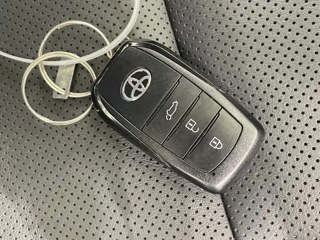 トヨタ プリウス Z 栃木県 2023(令5)年 1.3万km アティチュードブラックマイカ ワンオーナー/純正ナビ/(CD/DVD/Bluetooth/USB)/トヨタセーフティーセンス/・衝突軽減ブレーキ/・車線逸脱警報/・オートマチックハイビーム/・先行車発進告知機能/ブラインドスポットモニター/置くだけ充電/スマートルームミラー/オートブレーキホールド/バックカメラ/コーナーセンサー/ETC/前方ドラレコ/パワーシート/シートヒーター/シートエアコン/メモリーシート/禁煙車/オートライト/LEDヘッドライト/横滑り防止装置/フォグランプ/スマートキー/プッシュスタート/ステアリングスイッチ/革巻きステアリング/ウィンカーミラー/電動格納ミラー/純正19インチアルミホイール/純正フロアマット