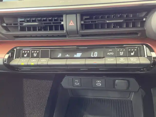 トヨタ プリウス Z 栃木県 2023(令5)年 1.3万km アティチュードブラックマイカ ワンオーナー/純正ナビ/(CD/DVD/Bluetooth/USB)/トヨタセーフティーセンス/・衝突軽減ブレーキ/・車線逸脱警報/・オートマチックハイビーム/・先行車発進告知機能/ブラインドスポットモニター/置くだけ充電/スマートルームミラー/オートブレーキホールド/バックカメラ/コーナーセンサー/ETC/前方ドラレコ/パワーシート/シートヒーター/シートエアコン/メモリーシート/禁煙車/オートライト/LEDヘッドライト/横滑り防止装置/フォグランプ/スマートキー/プッシュスタート/ステアリングスイッチ/革巻きステアリング/ウィンカーミラー/電動格納ミラー/純正19インチアルミホイール/純正フロアマット