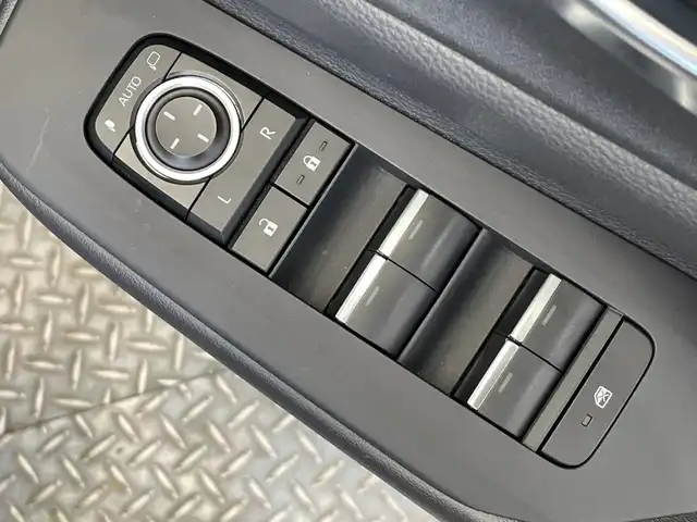 トヨタ プリウス Z 栃木県 2023(令5)年 1.3万km アティチュードブラックマイカ ワンオーナー/純正ナビ/(CD/DVD/Bluetooth/USB)/トヨタセーフティーセンス/・衝突軽減ブレーキ/・車線逸脱警報/・オートマチックハイビーム/・先行車発進告知機能/ブラインドスポットモニター/置くだけ充電/スマートルームミラー/オートブレーキホールド/バックカメラ/コーナーセンサー/ETC/前方ドラレコ/パワーシート/シートヒーター/シートエアコン/メモリーシート/禁煙車/オートライト/LEDヘッドライト/横滑り防止装置/フォグランプ/スマートキー/プッシュスタート/ステアリングスイッチ/革巻きステアリング/ウィンカーミラー/電動格納ミラー/純正19インチアルミホイール/純正フロアマット