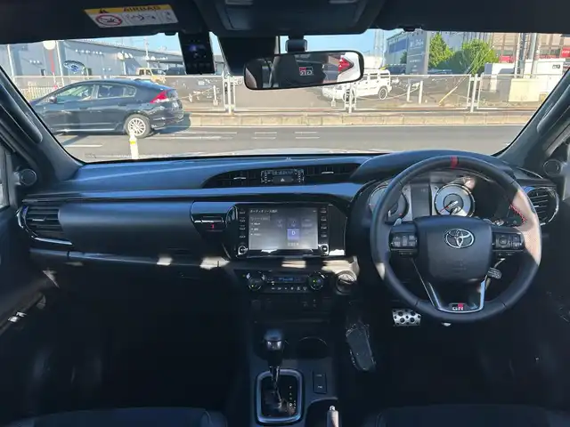 トヨタ ハイラックス Z GRスポーツ 宮城県 2023(令5)年 2.2万km スーパーホワイトⅡ プリクラッシュセーフティ/レーンディパーチャーアラート/ロードサインアシスト/先行車発進告知機能/クリアランスソナー/バックソナー/リアデフロック/アクティブトラクションコントロール/ダウンヒルアシストコントロール制御/オートLSD/8インチディスプレイオーディオ/・ナビ機能付/・Bluetooth/パノラミックビューモニター/ETC/ドライブレコーダー/ハーフレザーシート/革巻きステアリング/レーダークルーズコントロール/ステアリングスイッチ/パドルシフト/MTモード付AT/LEDヘッドランプ/フォグランプ/オートライト/スマートキー＆プッシュスタート/電動格納ミラー/純正18インチAW/純正フロアマット/W/サイド/カーテンエアバッグ