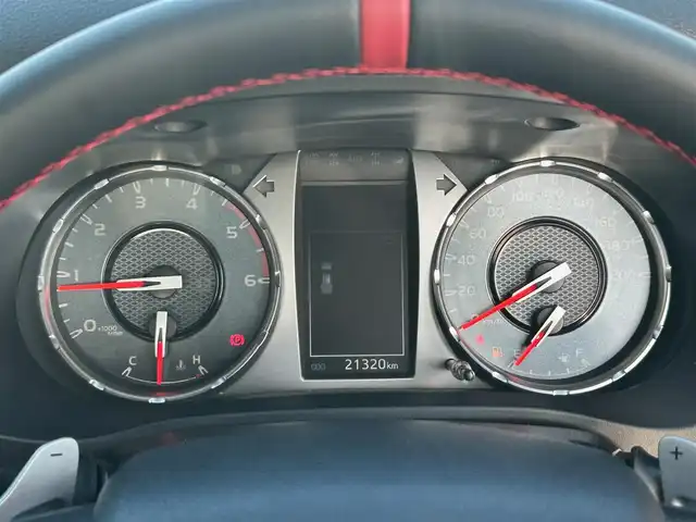 トヨタ ハイラックス Z GRスポーツ 宮城県 2023(令5)年 2.2万km スーパーホワイトⅡ プリクラッシュセーフティ/レーンディパーチャーアラート/ロードサインアシスト/先行車発進告知機能/クリアランスソナー/バックソナー/リアデフロック/アクティブトラクションコントロール/ダウンヒルアシストコントロール制御/オートLSD/8インチディスプレイオーディオ/・ナビ機能付/・Bluetooth/パノラミックビューモニター/ETC/ドライブレコーダー/ハーフレザーシート/革巻きステアリング/レーダークルーズコントロール/ステアリングスイッチ/パドルシフト/MTモード付AT/LEDヘッドランプ/フォグランプ/オートライト/スマートキー＆プッシュスタート/電動格納ミラー/純正18インチAW/純正フロアマット/W/サイド/カーテンエアバッグ
