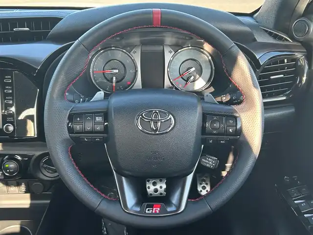 トヨタ ハイラックス Z GRスポーツ 宮城県 2023(令5)年 2.2万km スーパーホワイトⅡ プリクラッシュセーフティ/レーンディパーチャーアラート/ロードサインアシスト/先行車発進告知機能/クリアランスソナー/バックソナー/リアデフロック/アクティブトラクションコントロール/ダウンヒルアシストコントロール制御/オートLSD/8インチディスプレイオーディオ/・ナビ機能付/・Bluetooth/パノラミックビューモニター/ETC/ドライブレコーダー/ハーフレザーシート/革巻きステアリング/レーダークルーズコントロール/ステアリングスイッチ/パドルシフト/MTモード付AT/LEDヘッドランプ/フォグランプ/オートライト/スマートキー＆プッシュスタート/電動格納ミラー/純正18インチAW/純正フロアマット/W/サイド/カーテンエアバッグ