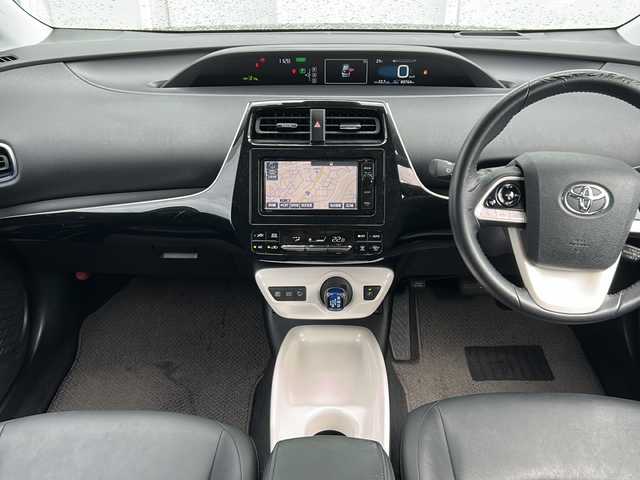 トヨタ プリウス A ツーリングセレクション 福岡県 2016(平28)年 5万km グレーメタリック トヨタセーフティセンス/純正ナビ/（BLUETOOTH/フルセグ/CD/DVD/AM/FM）/バックカメラ/HUD/レーダークルーズコントロール/LEDヘッドライト/オートライト/オートマチックハイビーム/レザーシート/DN席シートヒーター/純正17インチAW/BSM/クリアランスソナー/横滑り防止装置/盗難防止装置/レーンキープアシスト/衝突軽減システム/ふらつき検知/スマートキー/ETC/保証書/取扱説明書