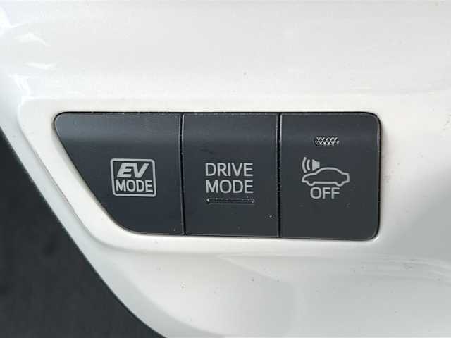 トヨタ プリウス A ツーリングセレクション 福岡県 2016(平28)年 5万km グレーメタリック トヨタセーフティセンス/純正ナビ/（BLUETOOTH/フルセグ/CD/DVD/AM/FM）/バックカメラ/HUD/レーダークルーズコントロール/LEDヘッドライト/オートライト/オートマチックハイビーム/レザーシート/DN席シートヒーター/純正17インチAW/BSM/クリアランスソナー/横滑り防止装置/盗難防止装置/レーンキープアシスト/衝突軽減システム/ふらつき検知/スマートキー/ETC/保証書/取扱説明書