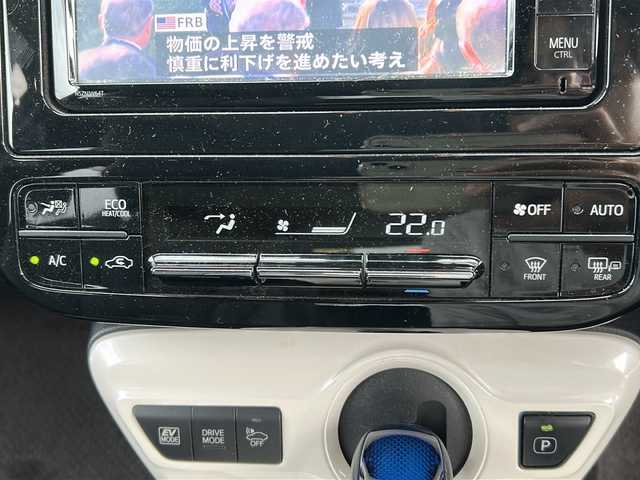 トヨタ プリウス A ツーリングセレクション 福岡県 2016(平28)年 5万km グレーメタリック トヨタセーフティセンス/純正ナビ/（BLUETOOTH/フルセグ/CD/DVD/AM/FM）/バックカメラ/HUD/レーダークルーズコントロール/LEDヘッドライト/オートライト/オートマチックハイビーム/レザーシート/DN席シートヒーター/純正17インチAW/BSM/クリアランスソナー/横滑り防止装置/盗難防止装置/レーンキープアシスト/衝突軽減システム/ふらつき検知/スマートキー/ETC/保証書/取扱説明書