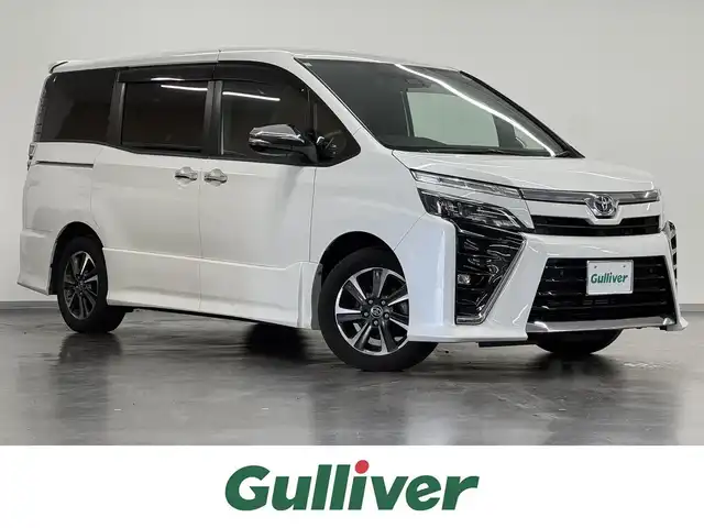 トヨタ ヴォクシー ZS 煌Ⅲ 三重県 2020(令2)年 5.2万km ホワイトパールクリスタルシャイン ガソリン/FF/MTモード付インパネCVT/純正 9インチナビ NSZT-Y68T/（AM/FM/CD/DVD/TV/SD/SDREC/Bluetooth/USB/HDMI）/バックガイドモニター/両側パワースライドドア/ドライブレコーダー 前方/ビルトイン ETC/Toyota Safety Sense/・プリクラッシュセーフティ［PCS］/・レーンディパーチャーアラート［LDA］/・オートハイビーム［AHB］/・クリアランスソナー/・パーキングサポートブレーキ（静止物）/・横滑り防止装置［TRC］/など/装備/・ハーフレザーシート/・クルーズコントロール/・左右独立温度調整＆後席独立調整オートエアコン/・オートライト/・LED ヘッドランプ＆フロントフォグランプ/・ステアリングスイッチ/・プッシュスタート/・充電用USBジャックx2/・純正16inAW/・保/取/・スマートキーx2/・D点検記録簿あり（R3/11、R5/1、R5/11、R6/11）/など