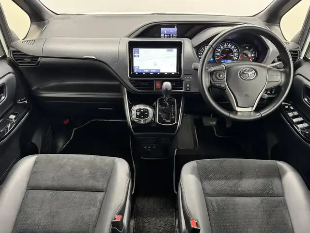 トヨタ ヴォクシー ZS 煌Ⅲ 三重県 2020(令2)年 5.2万km ホワイトパールクリスタルシャイン ガソリン/FF/MTモード付インパネCVT/純正 9インチナビ NSZT-Y68T/（AM/FM/CD/DVD/TV/SD/SDREC/Bluetooth/USB/HDMI）/バックガイドモニター/両側パワースライドドア/ドライブレコーダー 前方/ビルトイン ETC/Toyota Safety Sense/・プリクラッシュセーフティ［PCS］/・レーンディパーチャーアラート［LDA］/・オートハイビーム［AHB］/・クリアランスソナー/・パーキングサポートブレーキ（静止物）/・横滑り防止装置［TRC］/など/装備/・ハーフレザーシート/・クルーズコントロール/・左右独立温度調整＆後席独立調整オートエアコン/・オートライト/・LED ヘッドランプ＆フロントフォグランプ/・ステアリングスイッチ/・プッシュスタート/・充電用USBジャックx2/・純正16inAW/・保/取/・スマートキーx2/・D点検記録簿あり（R3/11、R5/1、R5/11、R6/11）/など