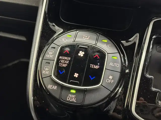 トヨタ ヴォクシー ZS 煌Ⅲ 三重県 2020(令2)年 5.2万km ホワイトパールクリスタルシャイン ガソリン/FF/MTモード付インパネCVT/純正 9インチナビ NSZT-Y68T/（AM/FM/CD/DVD/TV/SD/SDREC/Bluetooth/USB/HDMI）/バックガイドモニター/両側パワースライドドア/ドライブレコーダー 前方/ビルトイン ETC/Toyota Safety Sense/・プリクラッシュセーフティ［PCS］/・レーンディパーチャーアラート［LDA］/・オートハイビーム［AHB］/・クリアランスソナー/・パーキングサポートブレーキ（静止物）/・横滑り防止装置［TRC］/など/装備/・ハーフレザーシート/・クルーズコントロール/・左右独立温度調整＆後席独立調整オートエアコン/・オートライト/・LED ヘッドランプ＆フロントフォグランプ/・ステアリングスイッチ/・プッシュスタート/・充電用USBジャックx2/・純正16inAW/・保/取/・スマートキーx2/・D点検記録簿あり（R3/11、R5/1、R5/11、R6/11）/など