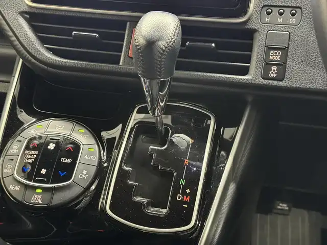 トヨタ ヴォクシー ZS 煌Ⅲ 三重県 2020(令2)年 5.2万km ホワイトパールクリスタルシャイン ガソリン/FF/MTモード付インパネCVT/純正 9インチナビ NSZT-Y68T/（AM/FM/CD/DVD/TV/SD/SDREC/Bluetooth/USB/HDMI）/バックガイドモニター/両側パワースライドドア/ドライブレコーダー 前方/ビルトイン ETC/Toyota Safety Sense/・プリクラッシュセーフティ［PCS］/・レーンディパーチャーアラート［LDA］/・オートハイビーム［AHB］/・クリアランスソナー/・パーキングサポートブレーキ（静止物）/・横滑り防止装置［TRC］/など/装備/・ハーフレザーシート/・クルーズコントロール/・左右独立温度調整＆後席独立調整オートエアコン/・オートライト/・LED ヘッドランプ＆フロントフォグランプ/・ステアリングスイッチ/・プッシュスタート/・充電用USBジャックx2/・純正16inAW/・保/取/・スマートキーx2/・D点検記録簿あり（R3/11、R5/1、R5/11、R6/11）/など