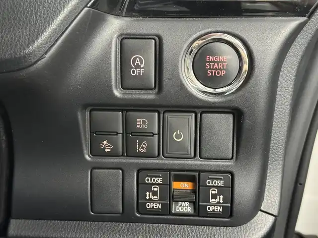 トヨタ ヴォクシー ZS 煌Ⅲ 三重県 2020(令2)年 5.2万km ホワイトパールクリスタルシャイン ガソリン/FF/MTモード付インパネCVT/純正 9インチナビ NSZT-Y68T/（AM/FM/CD/DVD/TV/SD/SDREC/Bluetooth/USB/HDMI）/バックガイドモニター/両側パワースライドドア/ドライブレコーダー 前方/ビルトイン ETC/Toyota Safety Sense/・プリクラッシュセーフティ［PCS］/・レーンディパーチャーアラート［LDA］/・オートハイビーム［AHB］/・クリアランスソナー/・パーキングサポートブレーキ（静止物）/・横滑り防止装置［TRC］/など/装備/・ハーフレザーシート/・クルーズコントロール/・左右独立温度調整＆後席独立調整オートエアコン/・オートライト/・LED ヘッドランプ＆フロントフォグランプ/・ステアリングスイッチ/・プッシュスタート/・充電用USBジャックx2/・純正16inAW/・保/取/・スマートキーx2/・D点検記録簿あり（R3/11、R5/1、R5/11、R6/11）/など