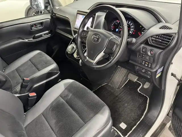 トヨタ ヴォクシー ZS 煌Ⅲ 三重県 2020(令2)年 5.2万km ホワイトパールクリスタルシャイン ガソリン/FF/MTモード付インパネCVT/純正 9インチナビ NSZT-Y68T/（AM/FM/CD/DVD/TV/SD/SDREC/Bluetooth/USB/HDMI）/バックガイドモニター/両側パワースライドドア/ドライブレコーダー 前方/ビルトイン ETC/Toyota Safety Sense/・プリクラッシュセーフティ［PCS］/・レーンディパーチャーアラート［LDA］/・オートハイビーム［AHB］/・クリアランスソナー/・パーキングサポートブレーキ（静止物）/・横滑り防止装置［TRC］/など/装備/・ハーフレザーシート/・クルーズコントロール/・左右独立温度調整＆後席独立調整オートエアコン/・オートライト/・LED ヘッドランプ＆フロントフォグランプ/・ステアリングスイッチ/・プッシュスタート/・充電用USBジャックx2/・純正16inAW/・保/取/・スマートキーx2/・D点検記録簿あり（R3/11、R5/1、R5/11、R6/11）/など