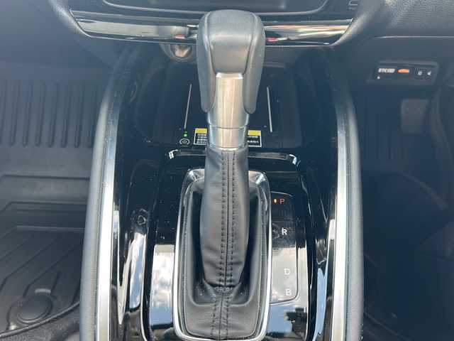 ホンダ ヴェゼル ハイブリッド e:HEV Z 青森県 2024(令6)年 3.3万km プレミアムサンライトホワイトパール ・4WD/・寒冷地仕様/・純正ディスプレイオーディオナビ/・TV/BT/AM/FM/・衝突軽減装置/・横滑り抑制装置/・レーンキープアシスト/・レーダークルーズコントロール/・前後コーナーセンサー/・前後ドライブレコーダー/・純正ETC2.0/・純正エンジンスターター/・パドルシフト/・タイプC/USBソケット/・ステアリングヒーター/・ハーフレザーシート/・オートマチックハイビーム/・シートヒーター/・スペアキー/・スタッドレスタイヤ積込/・純正AW18インチ