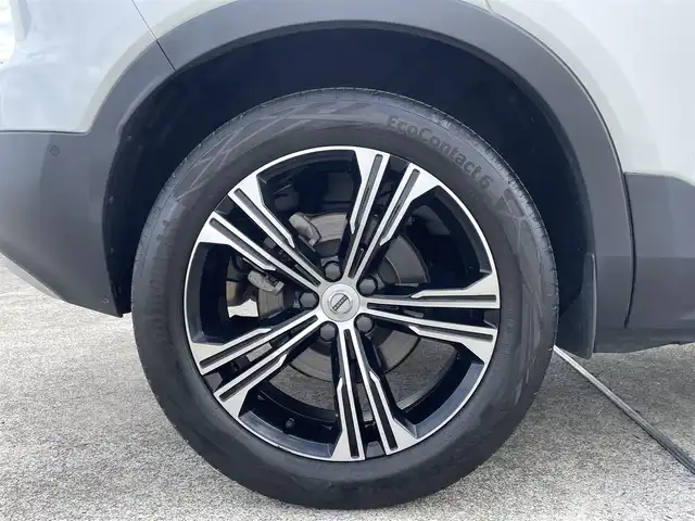 ボルボ ＸＣ４０ B4 AWD インスクリプション 東京都 2020(令2)年 4.1万km クリスタルホワイトP パノラマルーフ/純正ナビ/フルセグTV/DTV/USB/Bluetoothオーディオ/360°カメラ/レザーシート/シートヒーター/harman/kardonスピーカー/パワーバックドア/純正ドライブレコーダー/アダプティブクルーズコントロール/ブラインドスポットモニター/レーンキープ/LEDヘッドライト