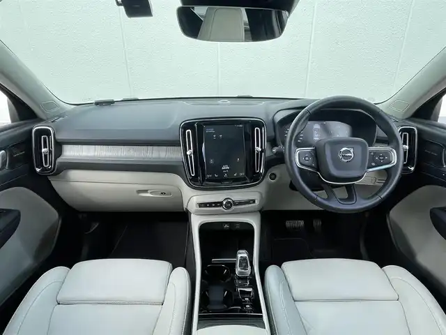 ボルボ ＸＣ４０ B4 AWD インスクリプション 東京都 2020(令2)年 4.1万km クリスタルホワイトP パノラマルーフ/純正ナビ/フルセグTV/DTV/USB/Bluetoothオーディオ/360°カメラ/レザーシート/シートヒーター/harman/kardonスピーカー/パワーバックドア/純正ドライブレコーダー/アダプティブクルーズコントロール/ブラインドスポットモニター/レーンキープ/LEDヘッドライト