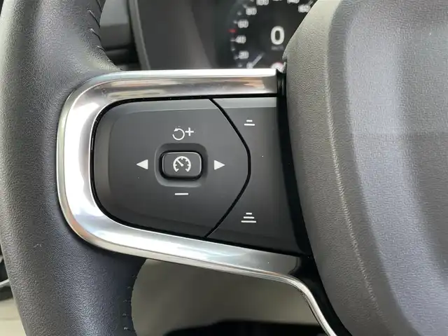 ボルボ ＸＣ４０ B4 AWD インスクリプション 東京都 2020(令2)年 4.1万km クリスタルホワイトP パノラマルーフ/純正ナビ/フルセグTV/DTV/USB/Bluetoothオーディオ/360°カメラ/レザーシート/シートヒーター/harman/kardonスピーカー/パワーバックドア/純正ドライブレコーダー/アダプティブクルーズコントロール/ブラインドスポットモニター/レーンキープ/LEDヘッドライト