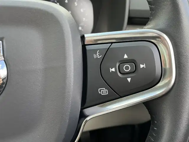 ボルボ ＸＣ４０ B4 AWD インスクリプション 東京都 2020(令2)年 4.1万km クリスタルホワイトP パノラマルーフ/純正ナビ/フルセグTV/DTV/USB/Bluetoothオーディオ/360°カメラ/レザーシート/シートヒーター/harman/kardonスピーカー/パワーバックドア/純正ドライブレコーダー/アダプティブクルーズコントロール/ブラインドスポットモニター/レーンキープ/LEDヘッドライト