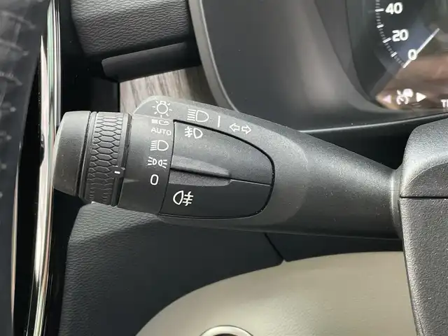 ボルボ ＸＣ４０ B4 AWD インスクリプション 東京都 2020(令2)年 4.1万km クリスタルホワイトP パノラマルーフ/純正ナビ/フルセグTV/DTV/USB/Bluetoothオーディオ/360°カメラ/レザーシート/シートヒーター/harman/kardonスピーカー/パワーバックドア/純正ドライブレコーダー/アダプティブクルーズコントロール/ブラインドスポットモニター/レーンキープ/LEDヘッドライト