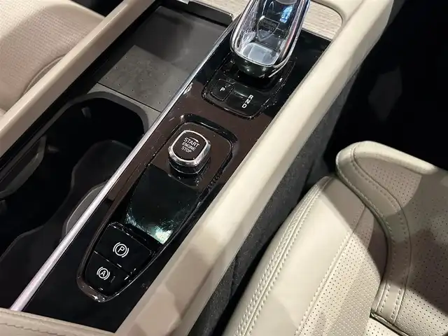 ボルボ ボルボ ＸＣ６０ B5 AWD インスクリプション 道央・札幌 2021(令3)年 3.9万km オニキスブラックP メタリックペイント/ラグジュアリーパッケージ/　・電動パノラマガラスサンルーフ/　・Bowers&Wilkinsプレミアムサウンド/Googleナビ/USB/Bluetooth/360°カメラ/ACC/BLIS/CTA/パイロットアシスト/LKA/CitySafety/フルアクティブハイビーム/ワイヤレスチャージング/LEDヘッドライト/ヘッドアップディスプレイ/ナッパレザーシート/シートヒーター/シートベンチレーション/ステアリングヒーター/パワーテールゲート/Googleナビは2025年12月以降は有償(無料期間4年)