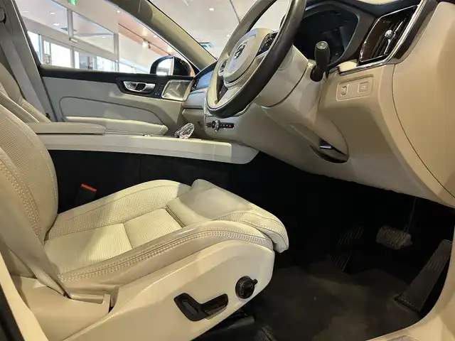 ボルボ ボルボ ＸＣ６０ B5 AWD インスクリプション 道央・札幌 2021(令3)年 3.9万km オニキスブラックP メタリックペイント/ラグジュアリーパッケージ/　・電動パノラマガラスサンルーフ/　・Bowers&Wilkinsプレミアムサウンド/Googleナビ/USB/Bluetooth/360°カメラ/ACC/BLIS/CTA/パイロットアシスト/LKA/CitySafety/フルアクティブハイビーム/ワイヤレスチャージング/LEDヘッドライト/ヘッドアップディスプレイ/ナッパレザーシート/シートヒーター/シートベンチレーション/ステアリングヒーター/パワーテールゲート/Googleナビは2025年12月以降は有償(無料期間4年)