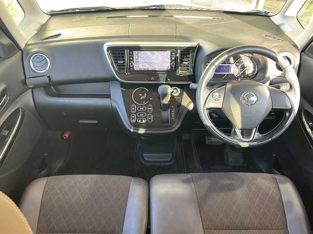 日産 デイズ ルークス HWS X Vセレクション 静岡県 2017(平29)年 7.6万km アメジストブラックP/ピンクゴールドM 純正ナビ/・iPod/・SD/・FM/AM/・フルセグTV/・USB/・Bluetooth/・CD/DVD/・MUSIC STOCKER/主要装備/・両側パワースライドドア/・オートエアコン/・エマージェンシーブレーキ/・アイドリングストップ/・横滑り防止装置/・オートハイビーム/・アラウンドビューモニター/・後席サーキュレーター/・１５インチ純正アルミ/・ＬＥＤヘッドライト/・フォグランプ