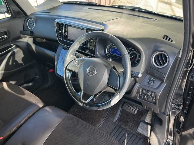 日産 デイズ ルークス HWS X Vセレクション 静岡県 2017(平29)年 7.6万km アメジストブラックP/ピンクゴールドM 純正ナビ/・iPod/・SD/・FM/AM/・フルセグTV/・USB/・Bluetooth/・CD/DVD/・MUSIC STOCKER/主要装備/・両側パワースライドドア/・オートエアコン/・エマージェンシーブレーキ/・アイドリングストップ/・横滑り防止装置/・オートハイビーム/・アラウンドビューモニター/・後席サーキュレーター/・１５インチ純正アルミ/・ＬＥＤヘッドライト/・フォグランプ