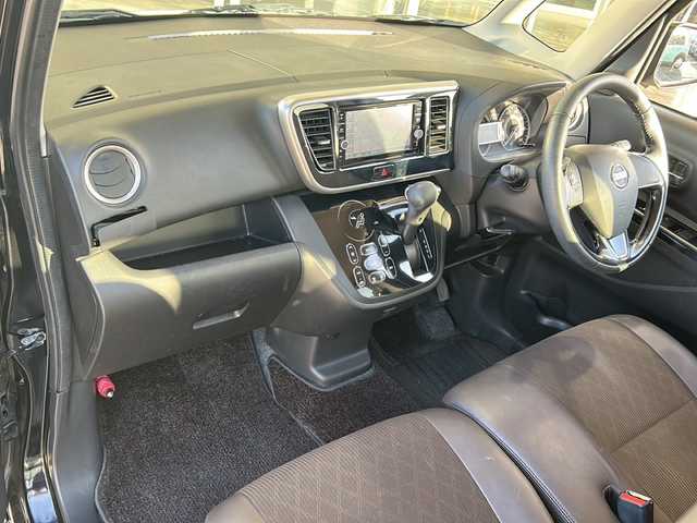 日産 デイズ ルークス HWS X Vセレクション 静岡県 2017(平29)年 7.6万km アメジストブラックP/ピンクゴールドM 純正ナビ/・iPod/・SD/・FM/AM/・フルセグTV/・USB/・Bluetooth/・CD/DVD/・MUSIC STOCKER/主要装備/・両側パワースライドドア/・オートエアコン/・エマージェンシーブレーキ/・アイドリングストップ/・横滑り防止装置/・オートハイビーム/・アラウンドビューモニター/・後席サーキュレーター/・１５インチ純正アルミ/・ＬＥＤヘッドライト/・フォグランプ